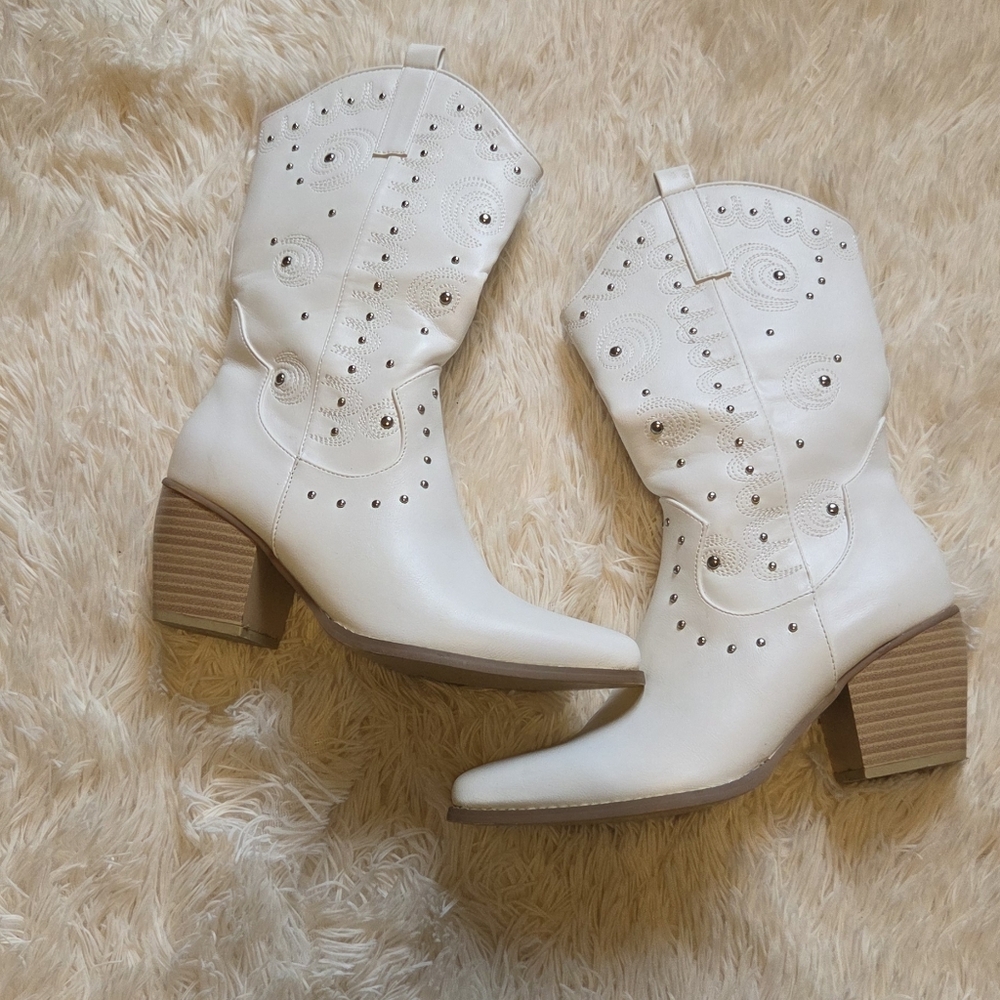 Dream Pairs White Heeled Boots